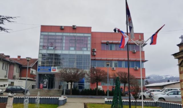Lirohen nga paraburgimi drejtorët e institucioneve serbe në Kosovë