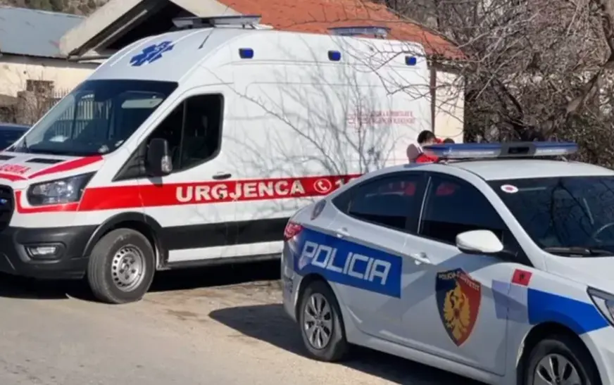 E rëndë në Shqipëri: 69-vjeçari i hedh benzinë gruas dhe i vë flakën