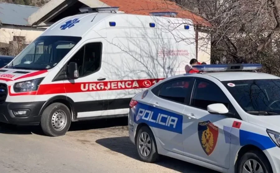 E rëndë në Shqipëri: 69-vjeçari i hedh benzinë gruas dhe i vë flakën