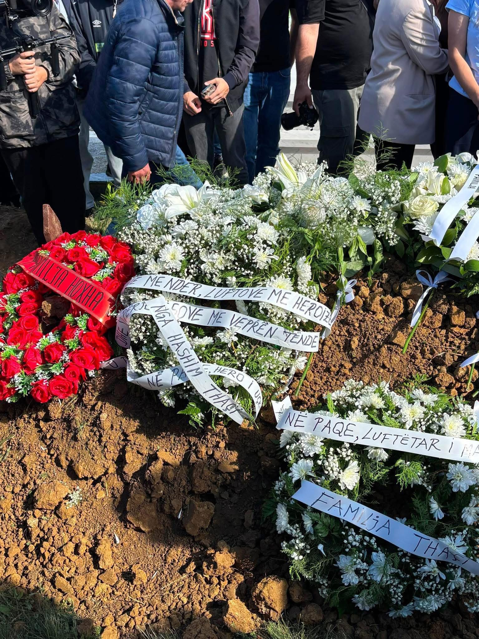 Kurorë me emrin e Hashim Thaçit mbi varrin e Sahit Jasharit