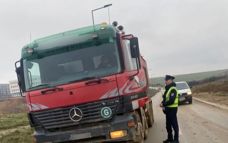 Vdes në QKUK një person që u vetaksidentua ditë më parë në autostradën Mazgit-Fushë Kosovë