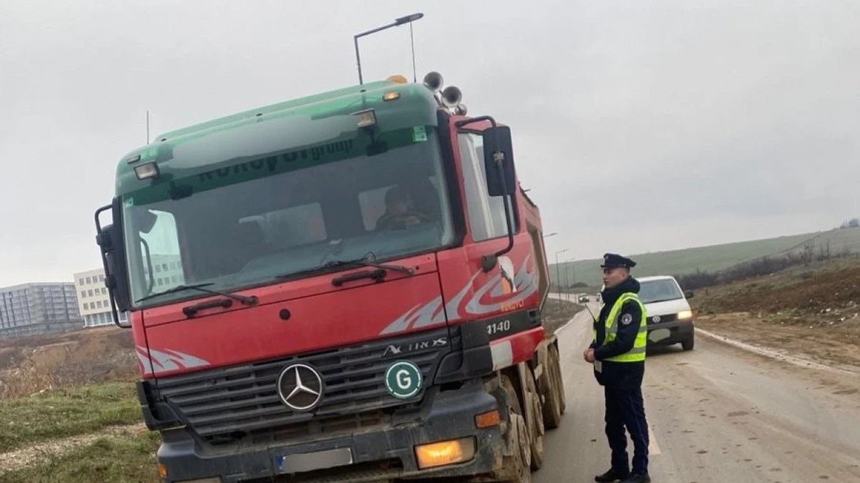 Gjilan: Inspektorët shqiptojnë gjoba për kompanitë, kamionët e së cilave ndotën rrugët me beton