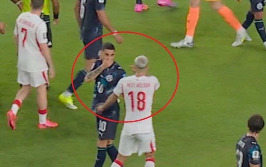 Rast historik në Botëror: Futbollisti përjashtohet me karton të kuq sepse e mbuloi gojën gjatë një debati