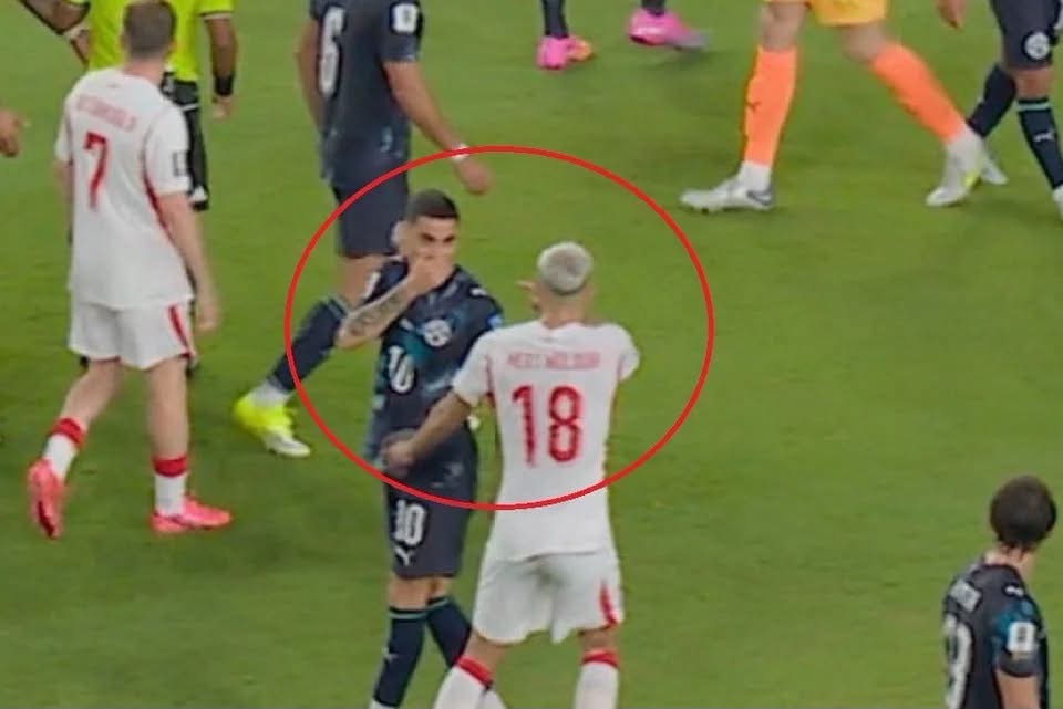 Rast historik në Botëror: Futbollisti përjashtohet me karton të kuq sepse e mbuloi gojën gjatë një debati