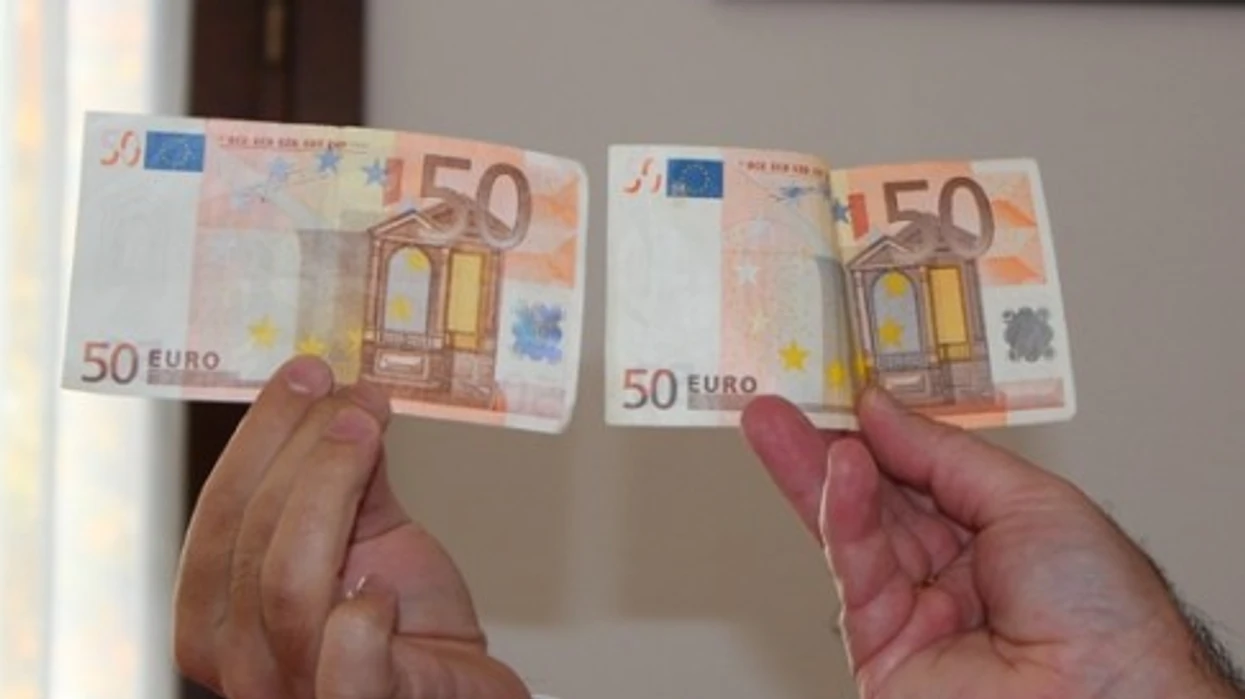 Ekskluzive: Klientët mbushin bankomatin e ProCredit me para false, sekuestrohen mbi 850 euro të dyshuara