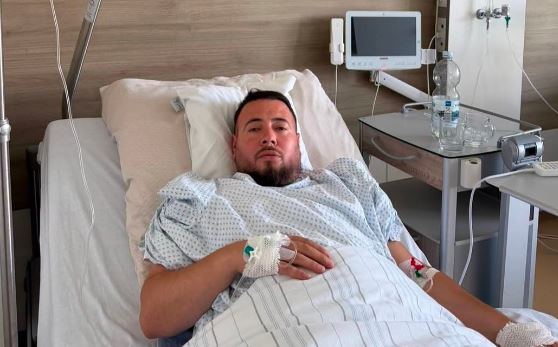 Aktori kosovar Kreshnik Ibrahimi operohet urgjentisht, falënderon Zotin për gjendjen e tij