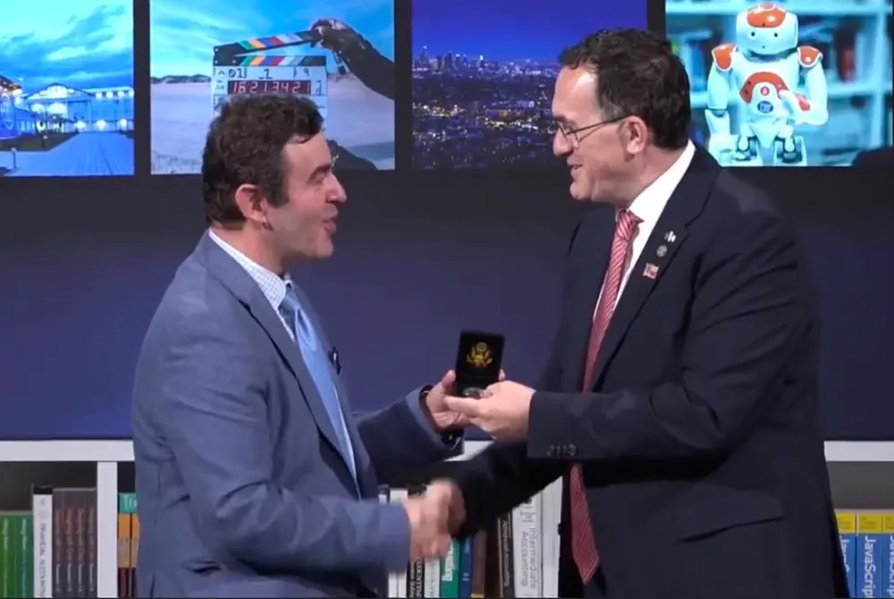 Rektori Edmond Hajrizi nderohet me monedhën zyrtare “America 250” të sjellë nga Uashingtoni