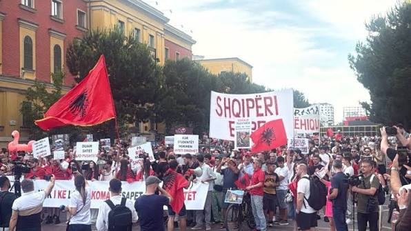 Protesta e 26-të në Tiranë, qytetarët kërkojnë dorëheqjen e Edi Ramës