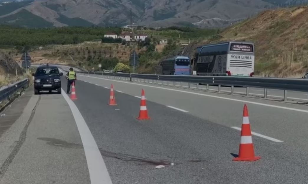 Një kosovar goditet nga një automjet në “Rrugën e Kombit”, në gjendje të rëndë