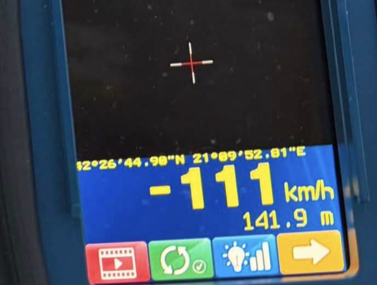 Ndëshkohet me 300 euro gjobë shoferi që u kap duke vozitur 111 km/h në zonë me kufizim 50 km/h në Ferizaj