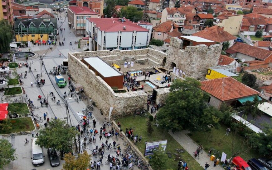 Vushtrria shënon Ditën e Çlirimit me homazhe, marsh dhe akademi solemne