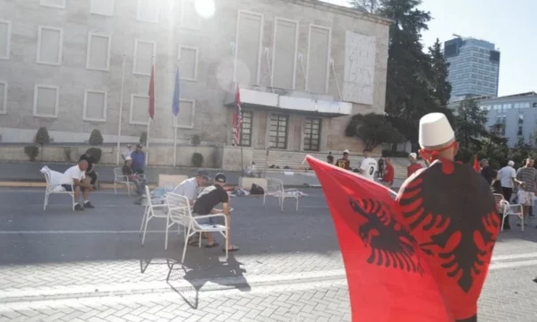 Protesta qytetare në Tiranë, një grup protestuesish kaluan natën përpara Kryeministrisë