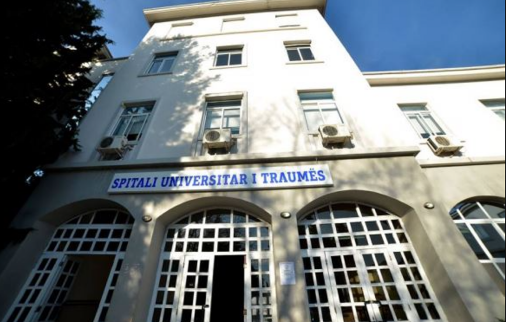 U dërgua në spitalin e Tiranës, kjo është gjendja e 28-vjeçares që u ther me thikë nga burri