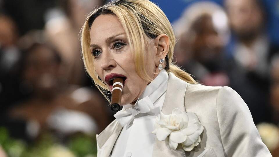 Madonna ia “shen sherrin” takave, përballet me dhimbje në gju