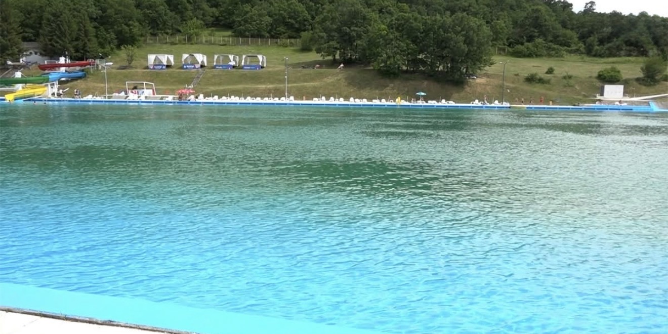 Pishina e Gërmisë hapi sezonin veror të dielën, vizitorët vlerësojnë pastërtinë – thonë se kushtet janë më të mira