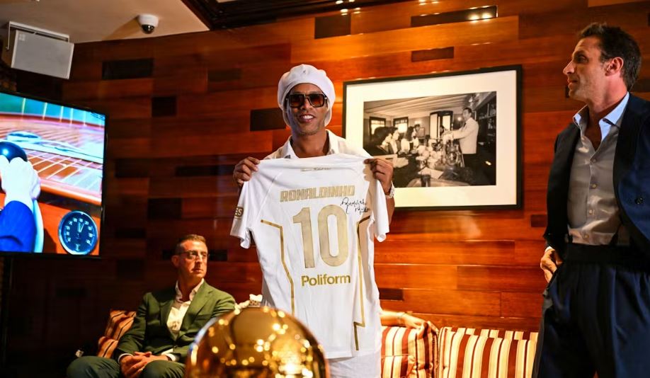 Rikthimi i legjendës, Ronaldinho prezantohet te skuadra italiane