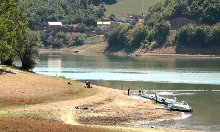 Alarm në Liqenin e Batllavës: Një person hyri në ujë dhe nuk doli më, nisin kërkimet