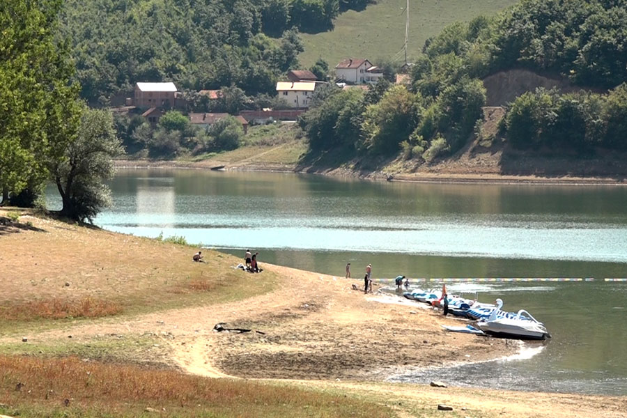 Personi i zhdukur në Batllavë dyshohet të jetë rreth 25-vjeçar, ai ishte në varkë bashkë me familje