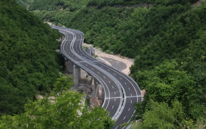 Largohet uji i grumbulluar në autostradën “Arbën Xhaferi”, qarkullimi rikthehet normalisht