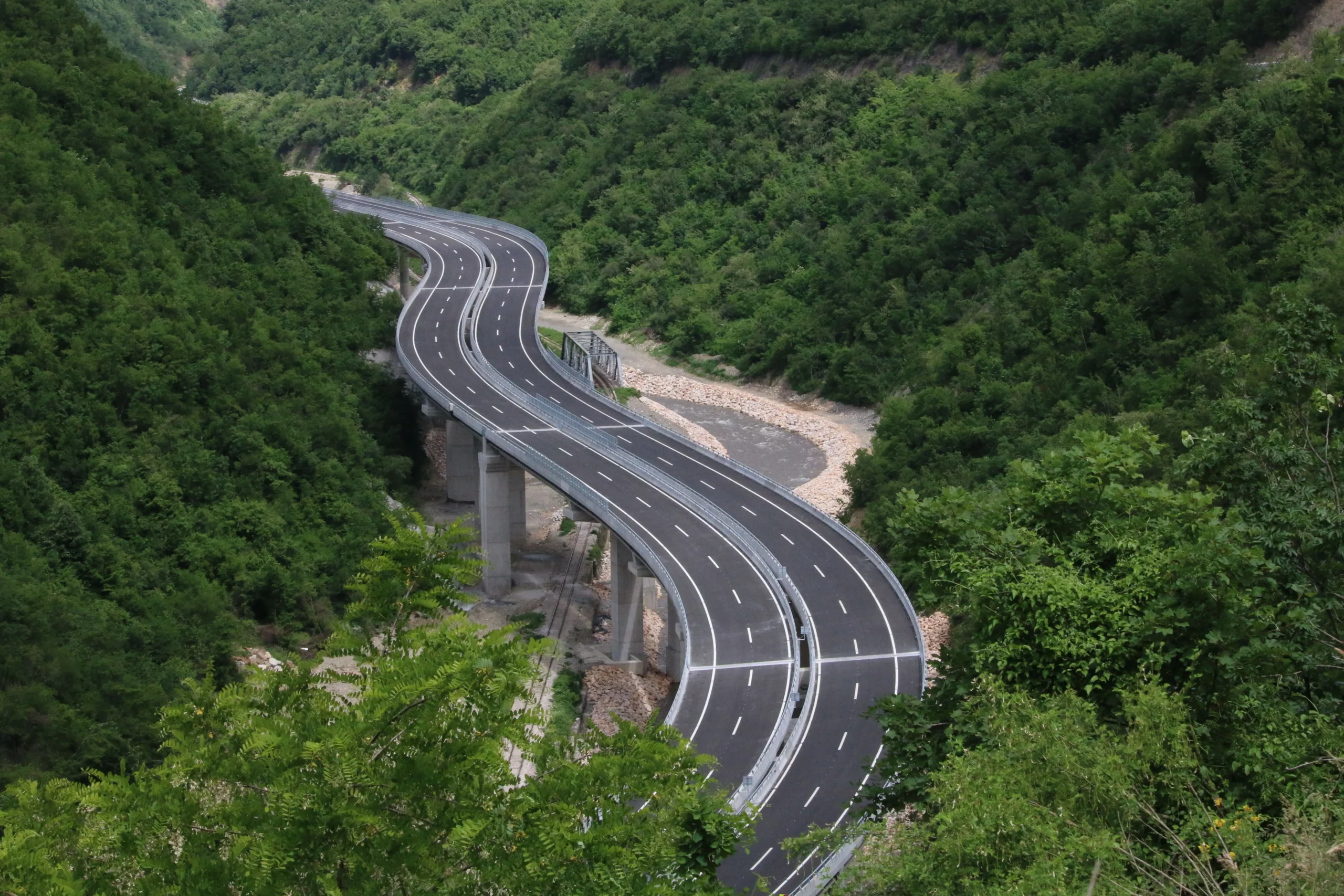Largohet uji i grumbulluar në autostradën “Arbën Xhaferi”, qarkullimi rikthehet normalisht