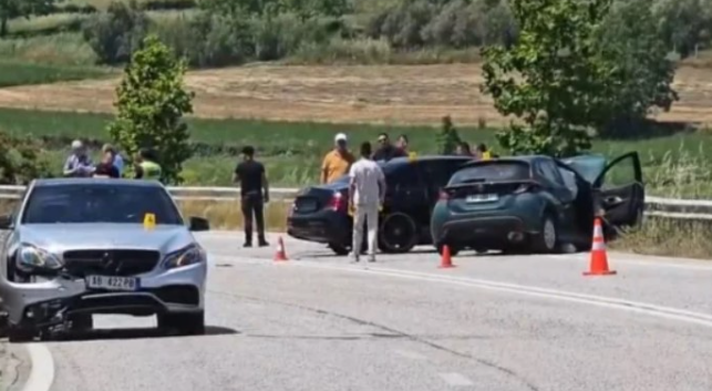 Një shqiptar e dy gjermanë të lënduar nga aksidenti mes pesë veturave në Tepelenë
