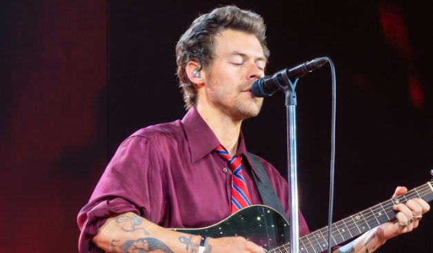 Harry Styles ndaloi performancën dhe u kërkoi falje fansave, arsyeja i bëri të qeshnin