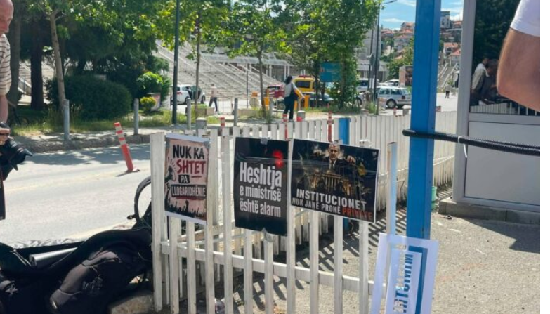 “Institucionet nuk janë pronë private”, aksion para MPB-së për aplikimet për shtetësi