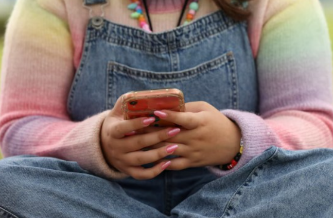 Ndalimi i rrjeteve sociale për adoleshentët, Australia synon masa më të ashpra