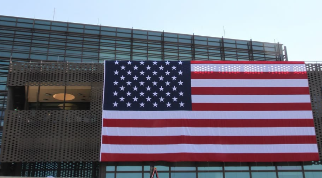 Vendoset flamur gjigant në Ambasadën amerikane në Prishtinë për 250-vjetorin e ShBA-së