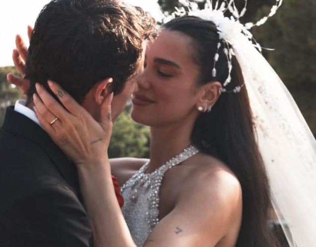 Foto e Dua Lipës bashkë me prindërit, motren e vëllain në dasëm