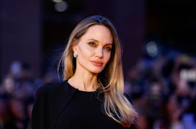 Angelina Jolie flet për jetën pas divorcit: “Nuk kam krijuar lidhje që dhjetë vjet”