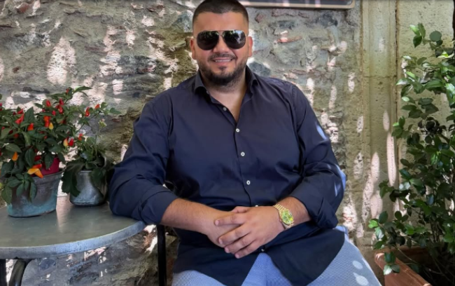 Ermal Fejzullahu pozon në “Vitelli Bar”, lokacioni legjendar i filmit “The Godfather”, në Sicili