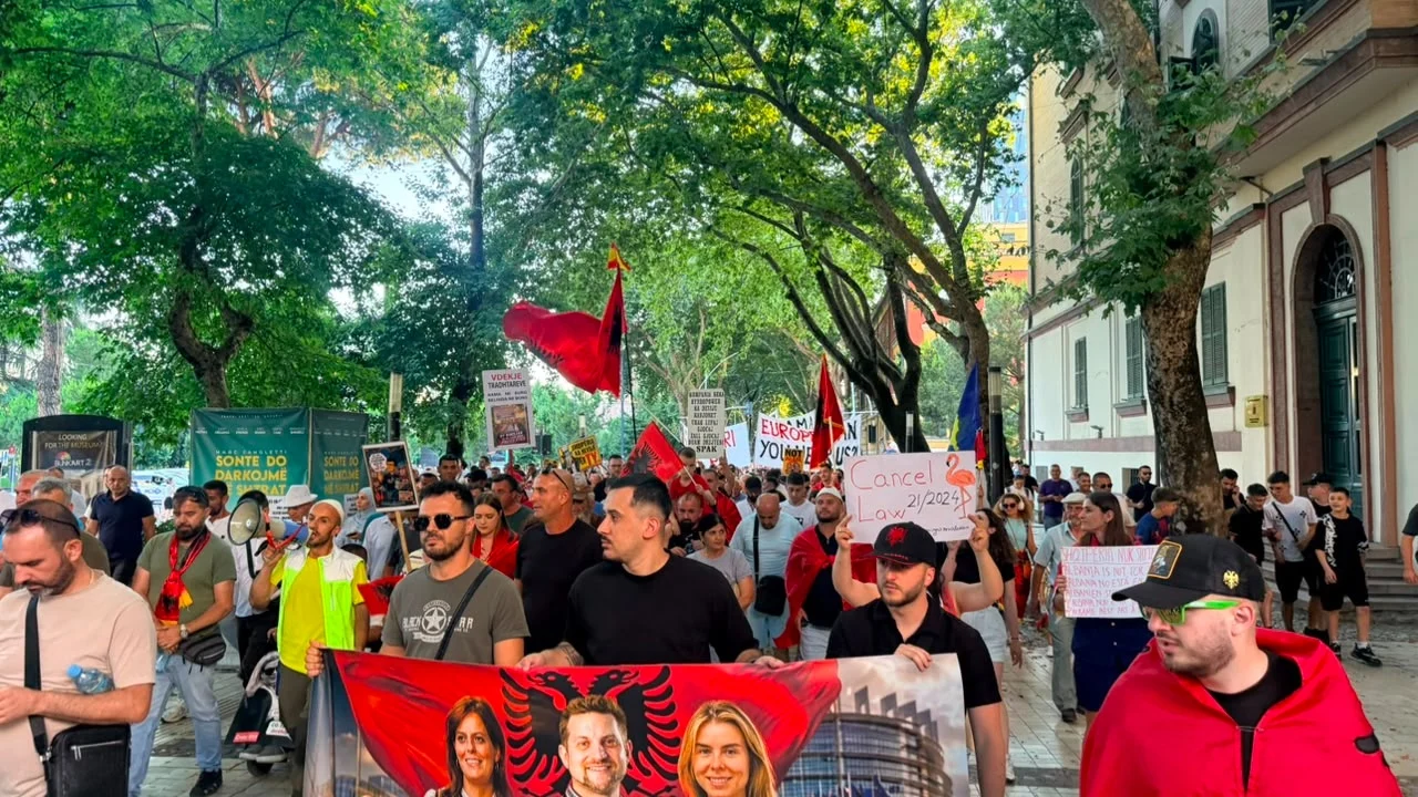 Vazhdojnë protestat në Tiranë, qytetarët mblidhen për ditën e 19-të radhazi