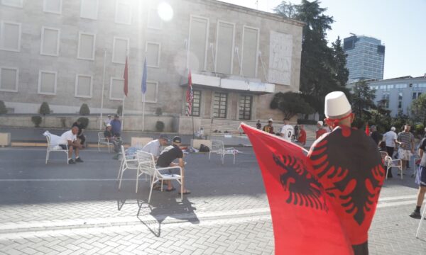 Protesta e 21-të në Tiranë, qytetarët kërkojnë dorëheqjen e Ramës dhe Berishës