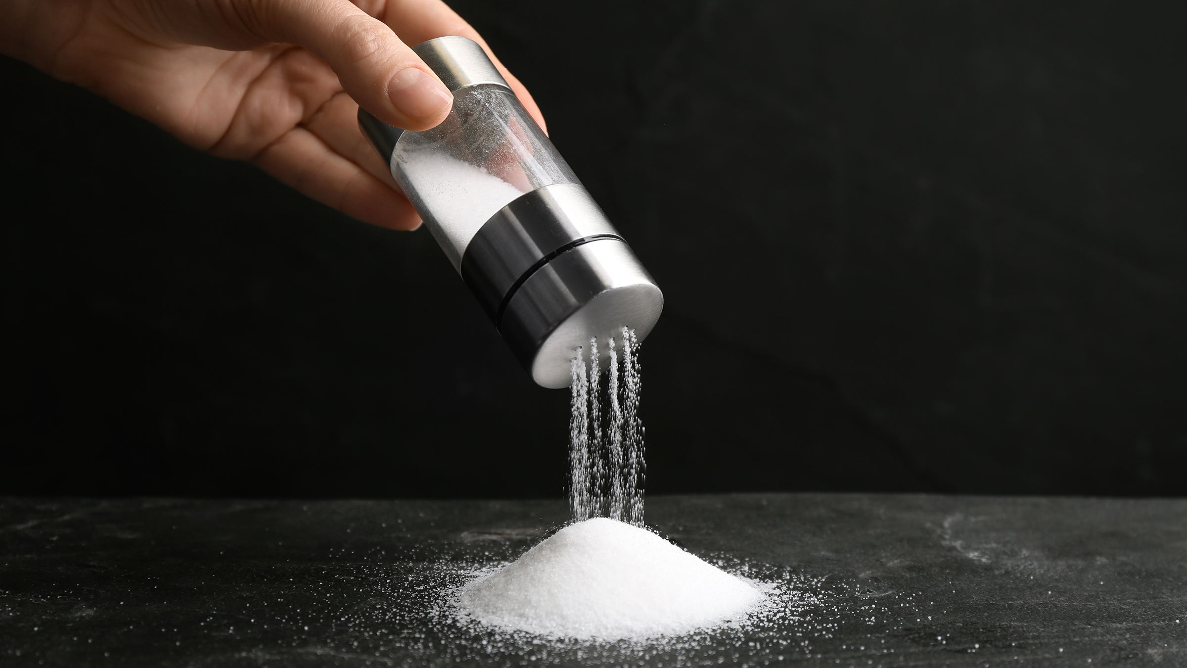 Shenjat në lëkurë që tregojnë se hamë shumë kripë