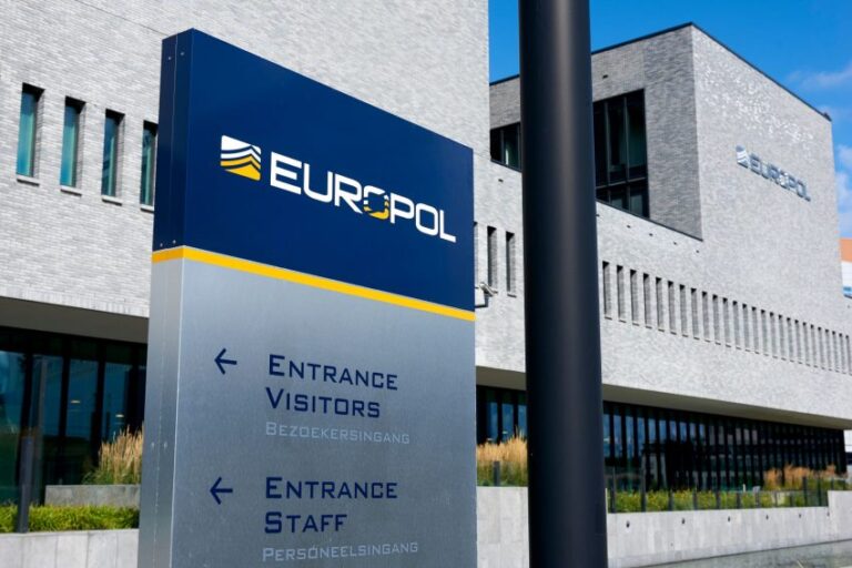 Europol: 731 rrjete të krimit të organizuar veprojnë në Evropë, mbi 400 mijë anëtarë të përfshirë