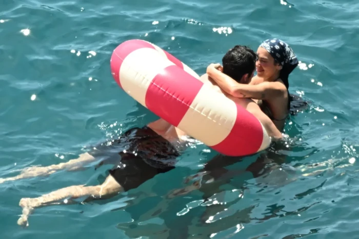 Muaji i mjaltit në Sicili: Dua Lipa dhe Callum Turner shijojnë romancën larg vëmendjes së publikut