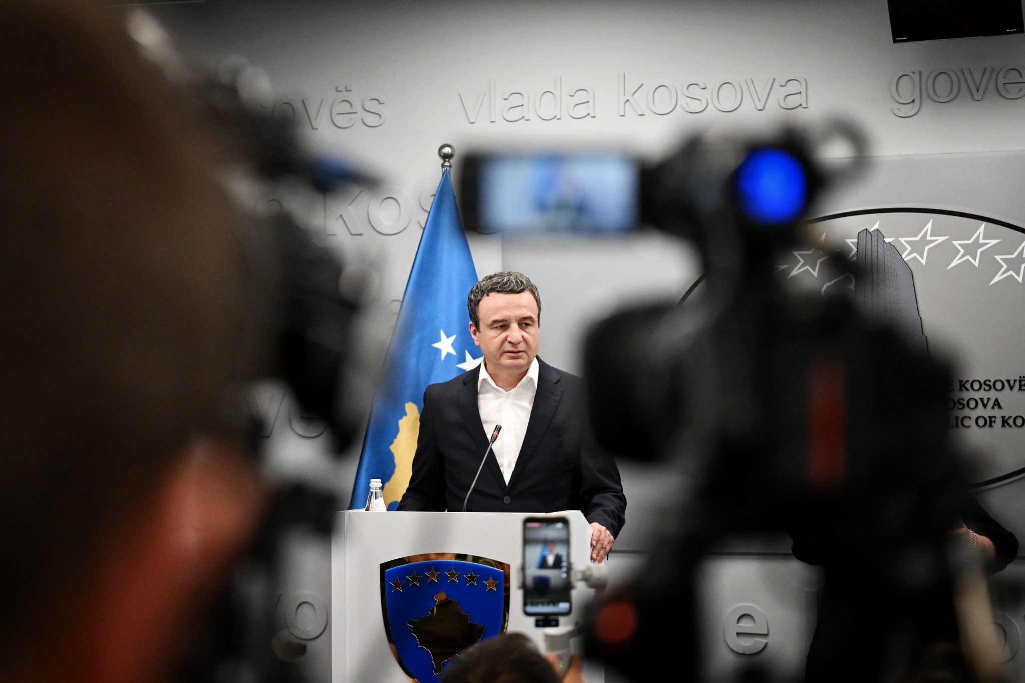 Kurti e shpalli “të tejkaluar” Asociacionin: Çfarë thonë letrat që ka negociuar me Serbinë dhe çka BE-ja?
