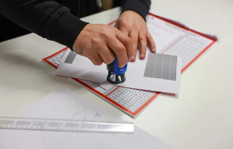 Shtime: Qytetari dëmton fletëvotimin dhe tenton të votojë në emër të bashkëshortes, policia nis hetimet