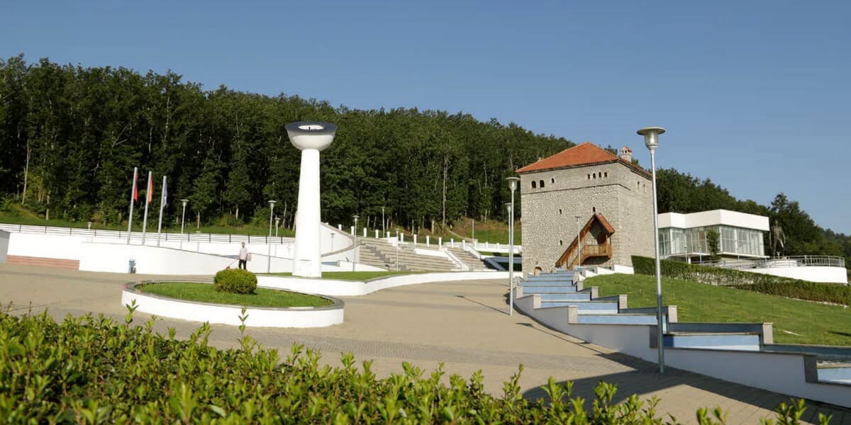 Dëmtimi i kompleksit memorial në Podujevë, reagon ashpër ministri Hoti