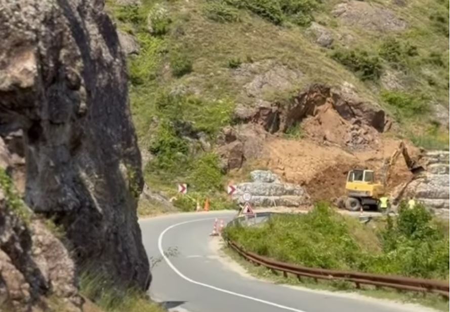 Ministria e Infrastrukturës: Vazhdon sanimi i rrugës Mitrovicë–Bajgorë, planifikohet edhe rehabilitimi i plotë i segmentit