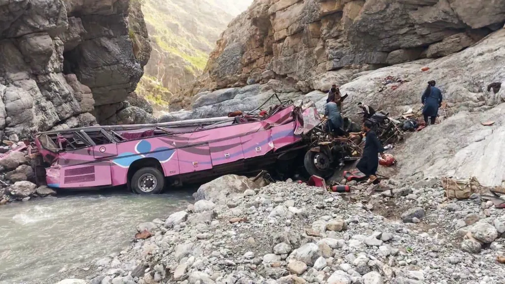 Autobusi bie 24 metra në përrua, 32 të vdekur në Pakistan