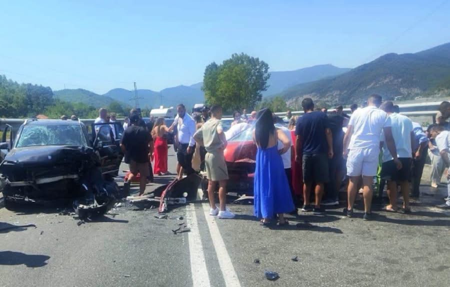Përplasje e fortë në Rrugën e Kombit, makinat shkatërrohen nga goditja