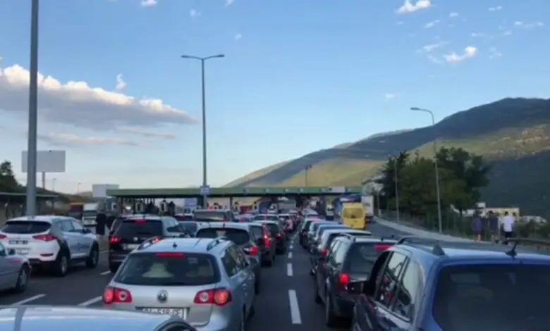 Kosovarët ia mësyjnë bregdetit, për katër orë kalojnë në Shqipëri mbi 12 mijë qytetarë