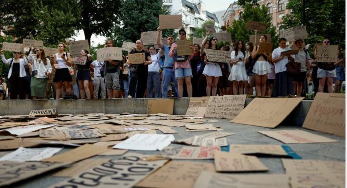 Ukrainasit protestojnë për ditën e dytë, kërkojnë zëvendësimin e shefit të ushtrisë