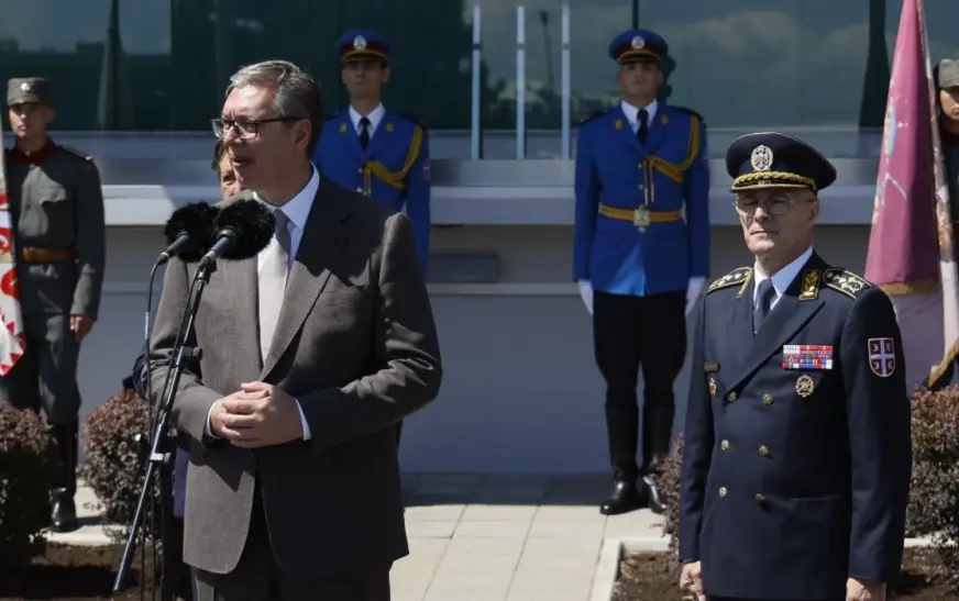 Sërish kërcënon, Vuçiq para ushtarëve: Kurrë mos e harroni, ‘Kosova është pjesë e Serbisë’