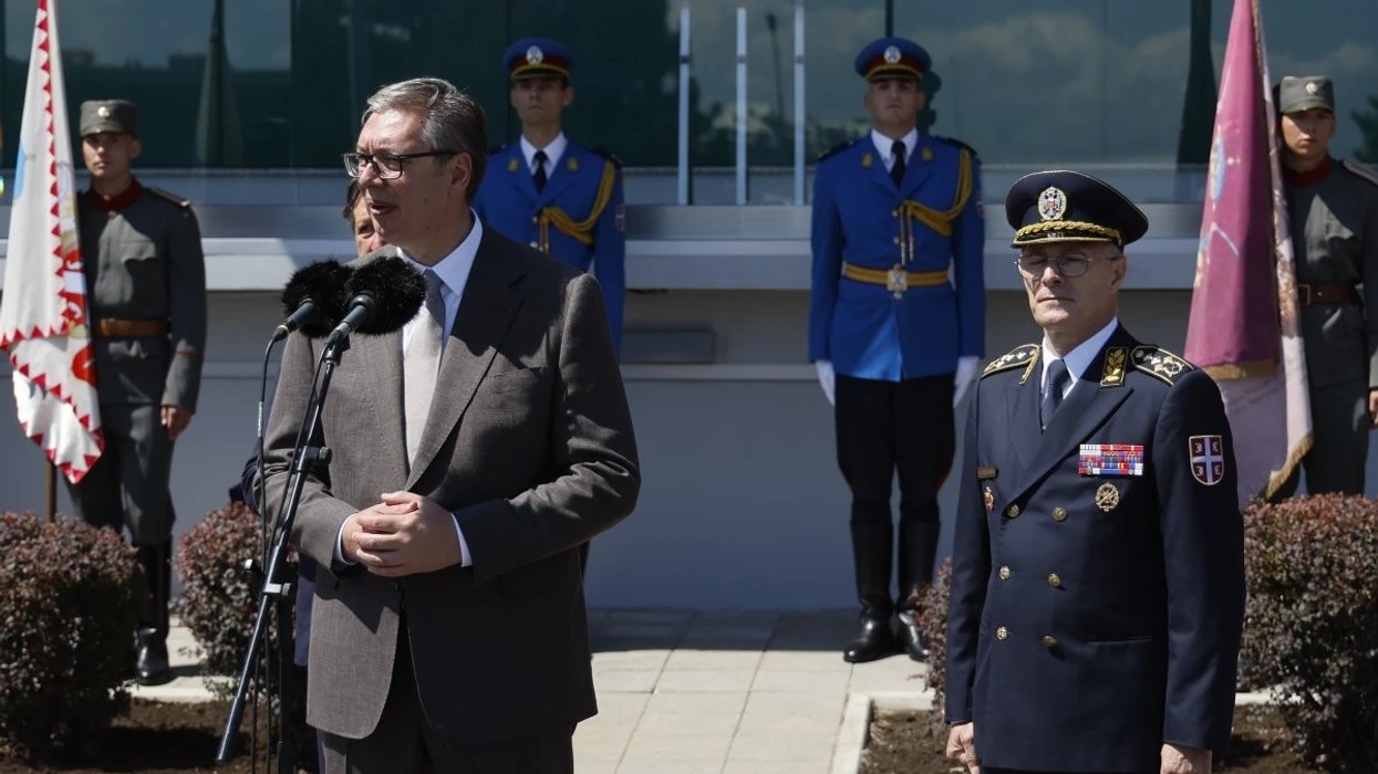 Sërish kërcënon, Vuçiq para ushtarëve: Kurrë mos e harroni, ‘Kosova është pjesë e Serbisë’
