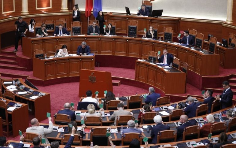 Marrëveshja ushtarake Shqipëri-SHBA miratohet me 74 vota