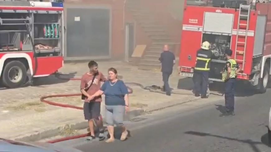 Zjarr i madh në Durrës në zonën e Shkozetit, 5 zjarrëfikëse në vendgjarje