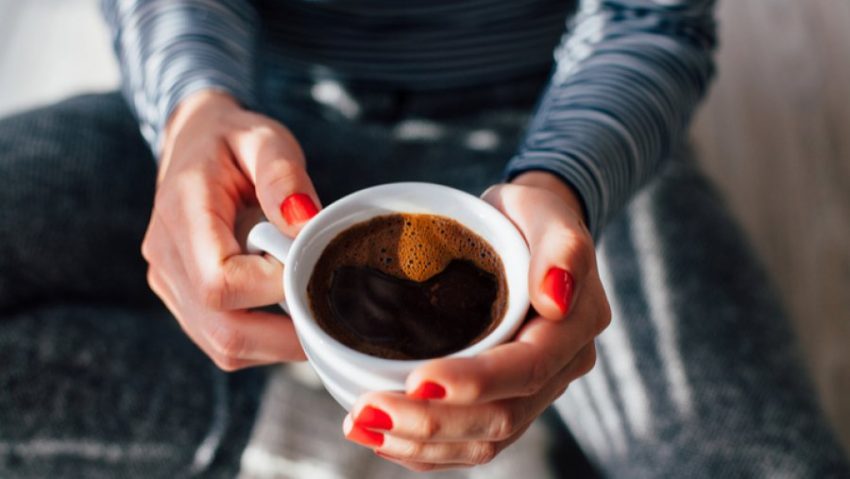 Çka ndodhë kur pini kafe në barkun bosh?